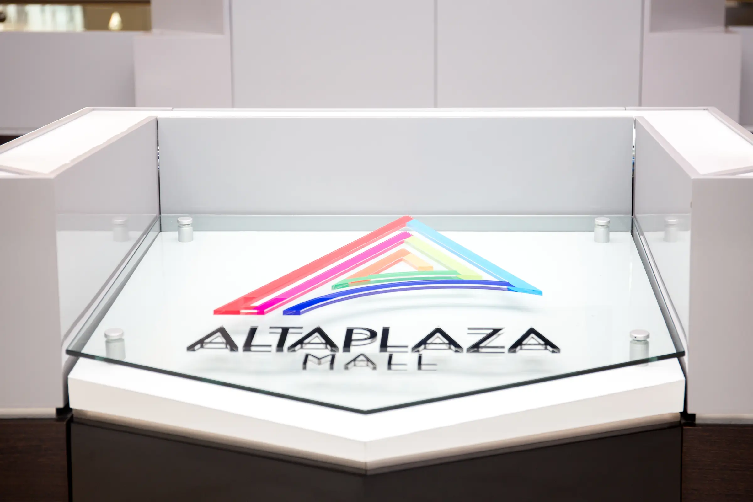 Detalle del logo de AltaPlaza Mall en el mostrador