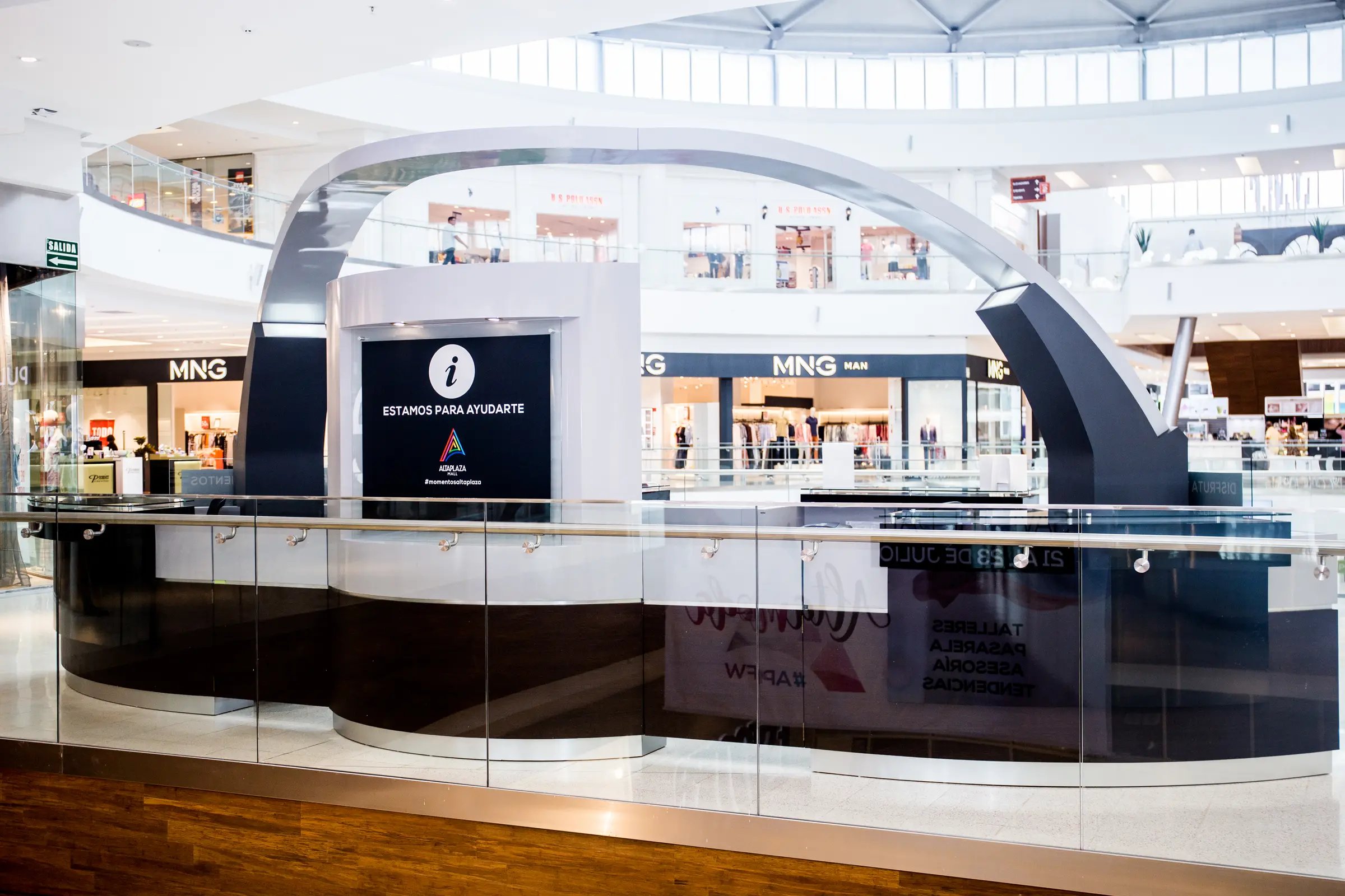 Concierge de AltaPlaza visto desde el pasillo del mall