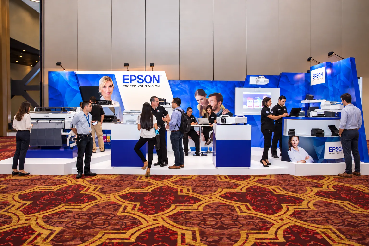 Stand de Epson en una feria con visitantes
