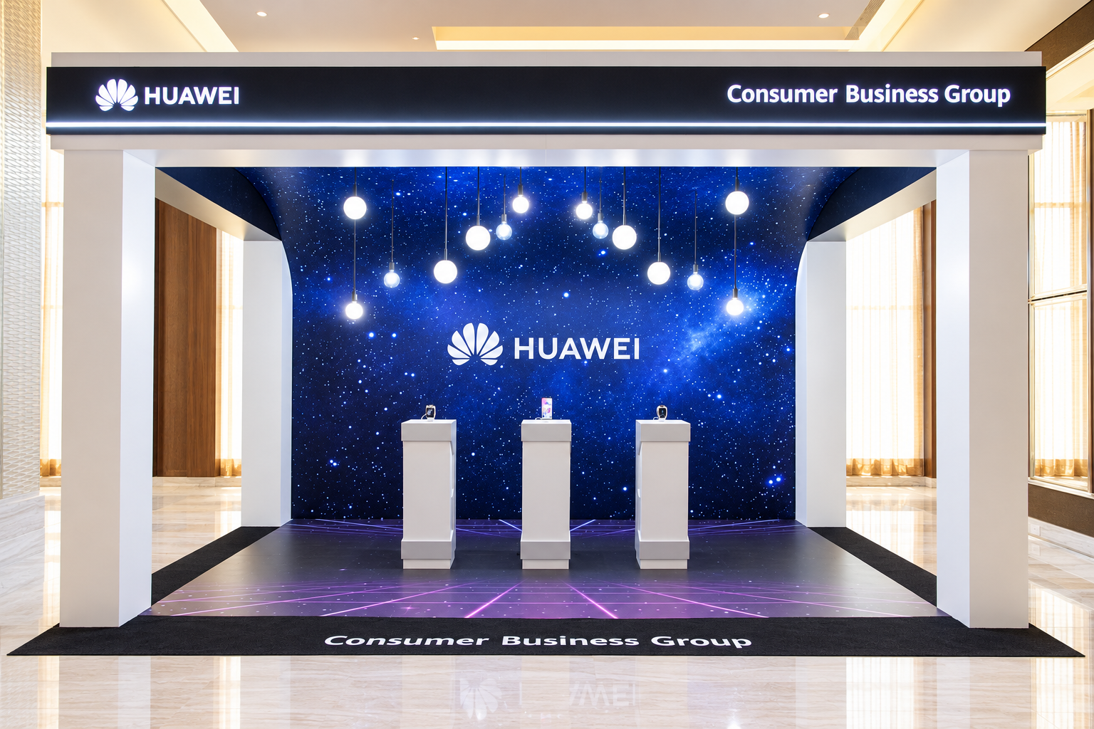 Espacio Consumer Business Group de Huawei con fondo de estrellas y tres exhibidores