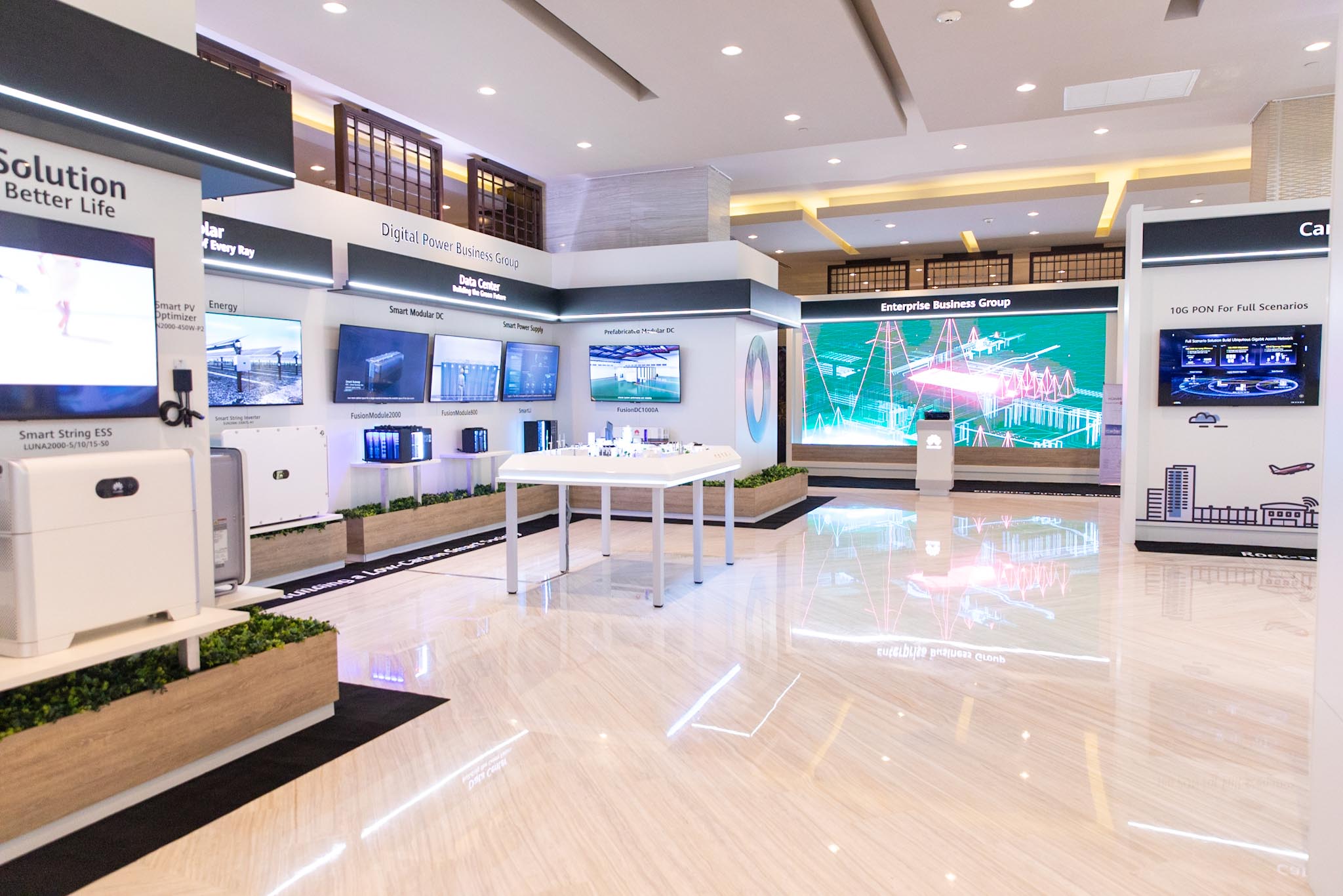 Vista general del showroom de Huawei con la pantalla de Enterprise Business Group