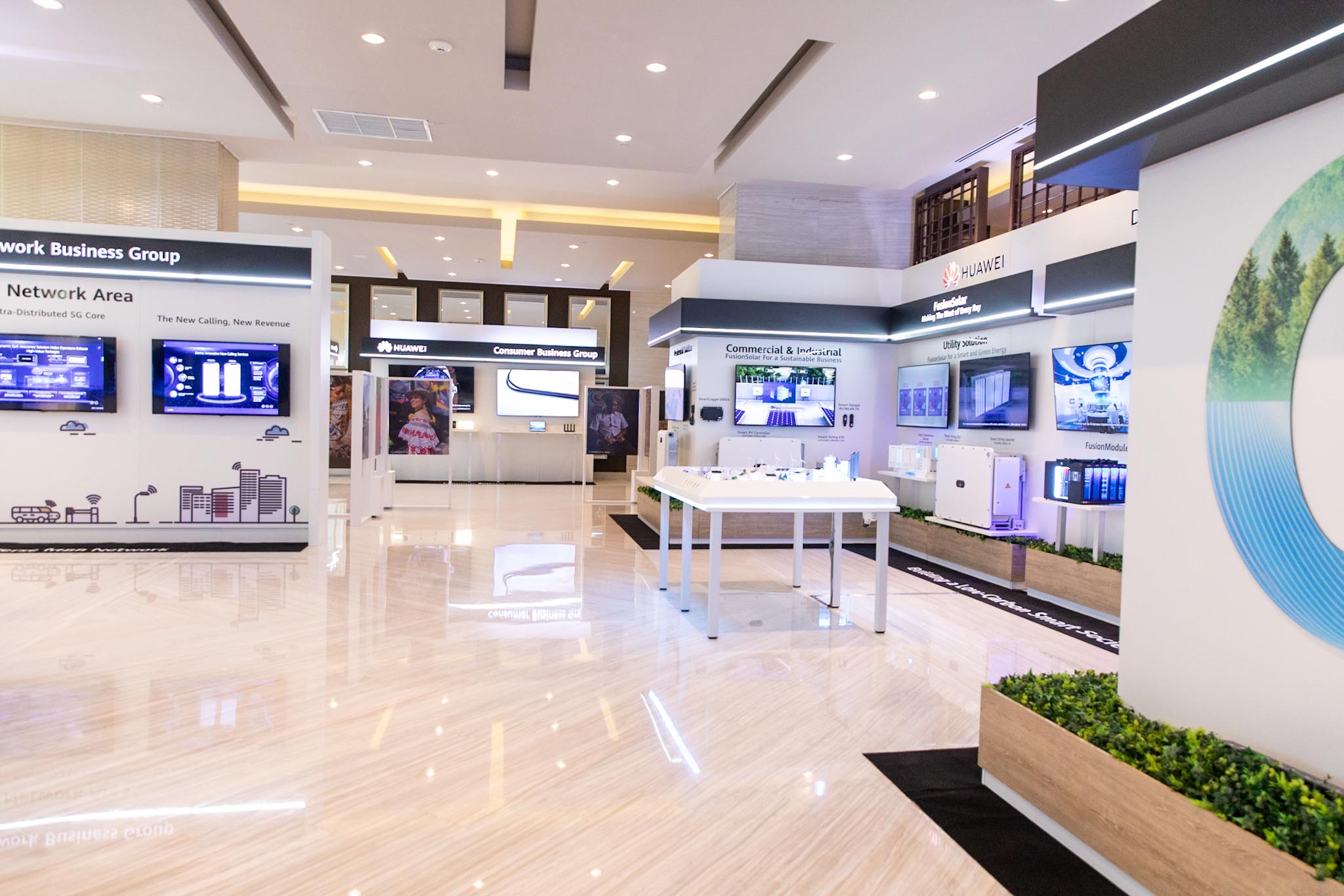 Showroom de Huawei con las zonas de Network, Consumer y Digital Power