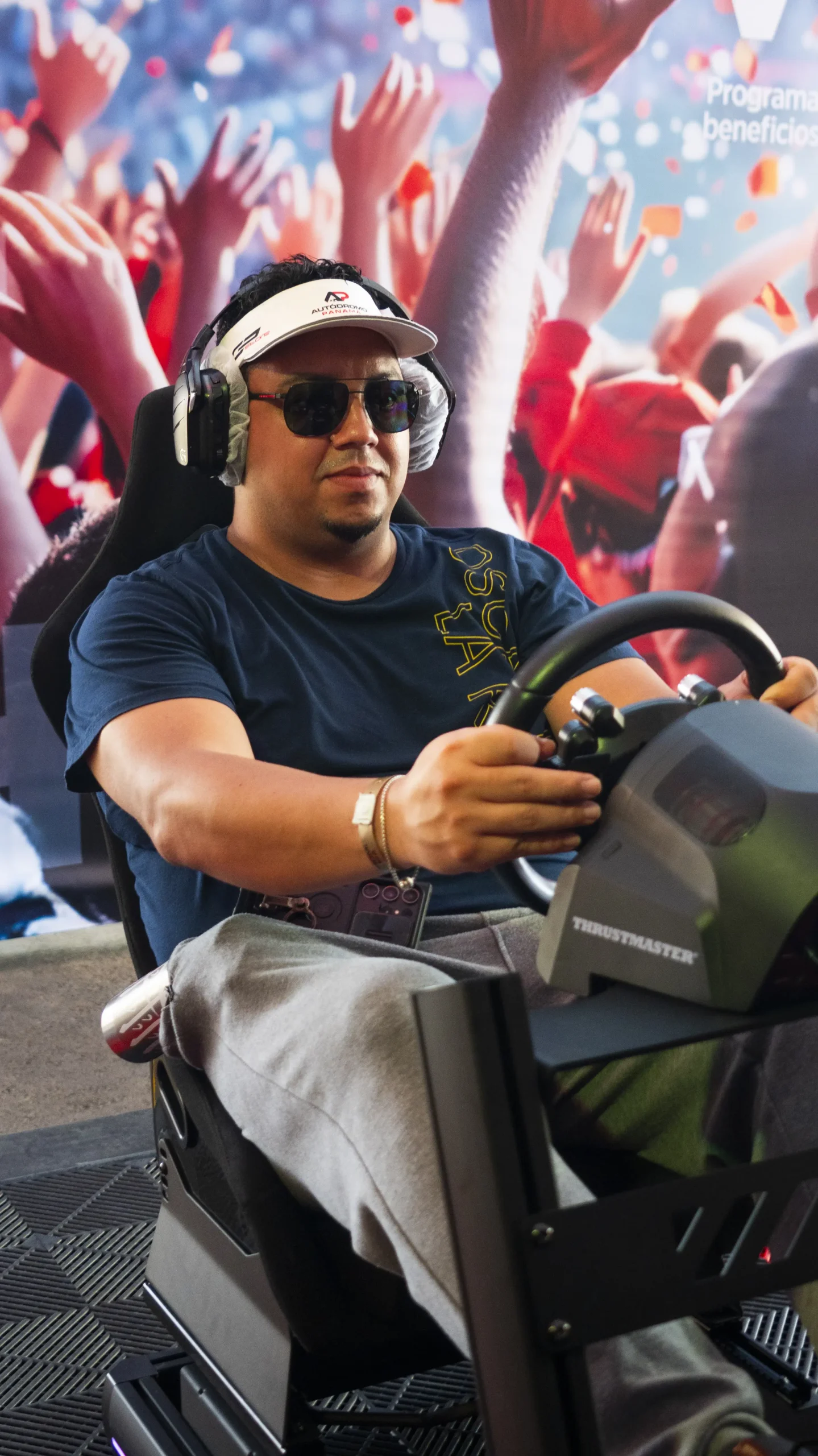 Visitante en el simulador de conducción de Scotiabank