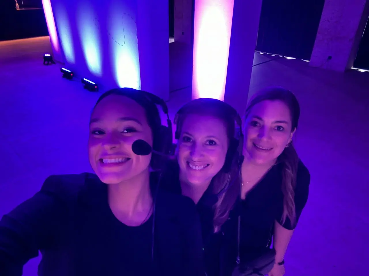 Equipo de producción durante la operación de un evento