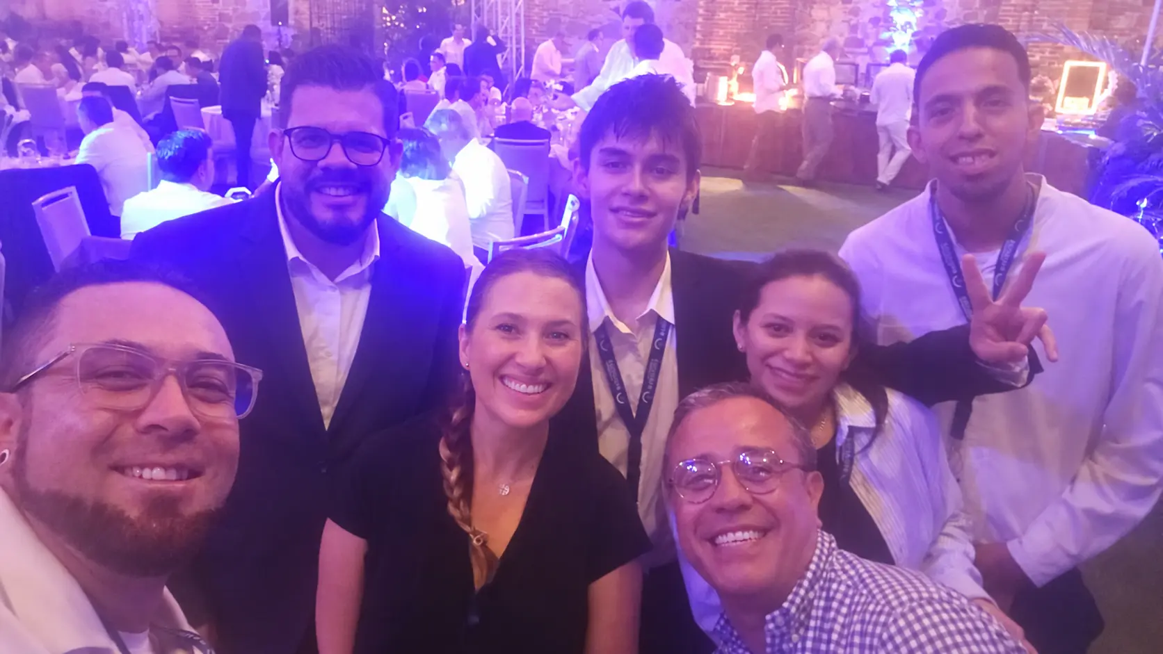 Equipo celebrando al terminar un evento