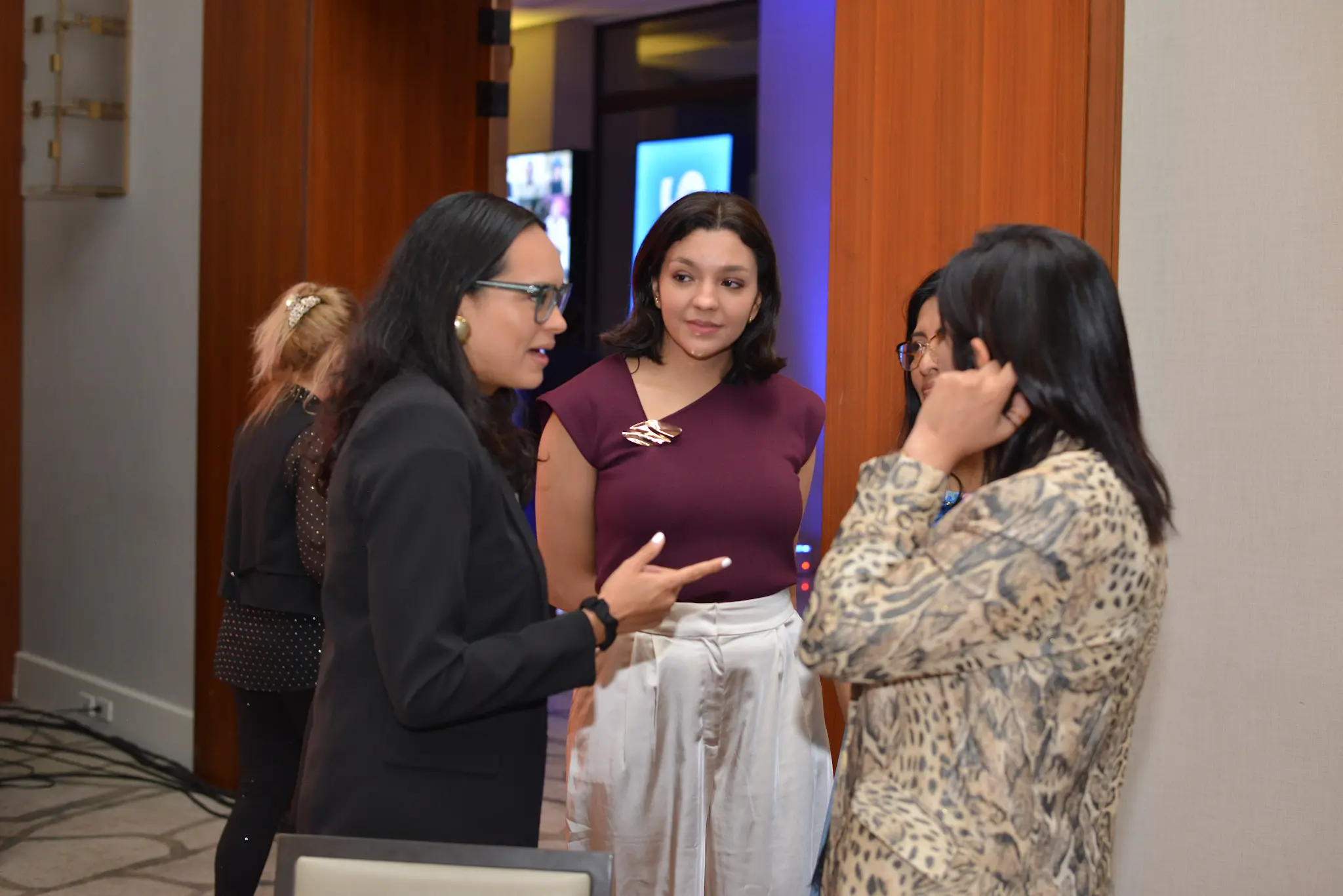 Conversación con clientas durante un evento