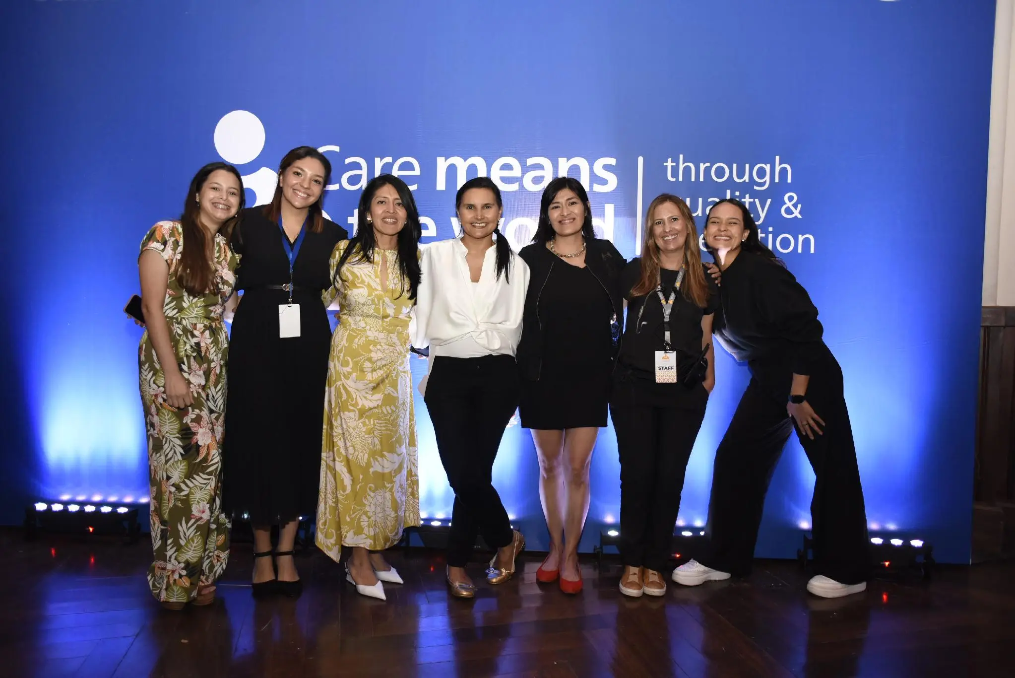 Equipo y clientas reunidos al cierre de un evento