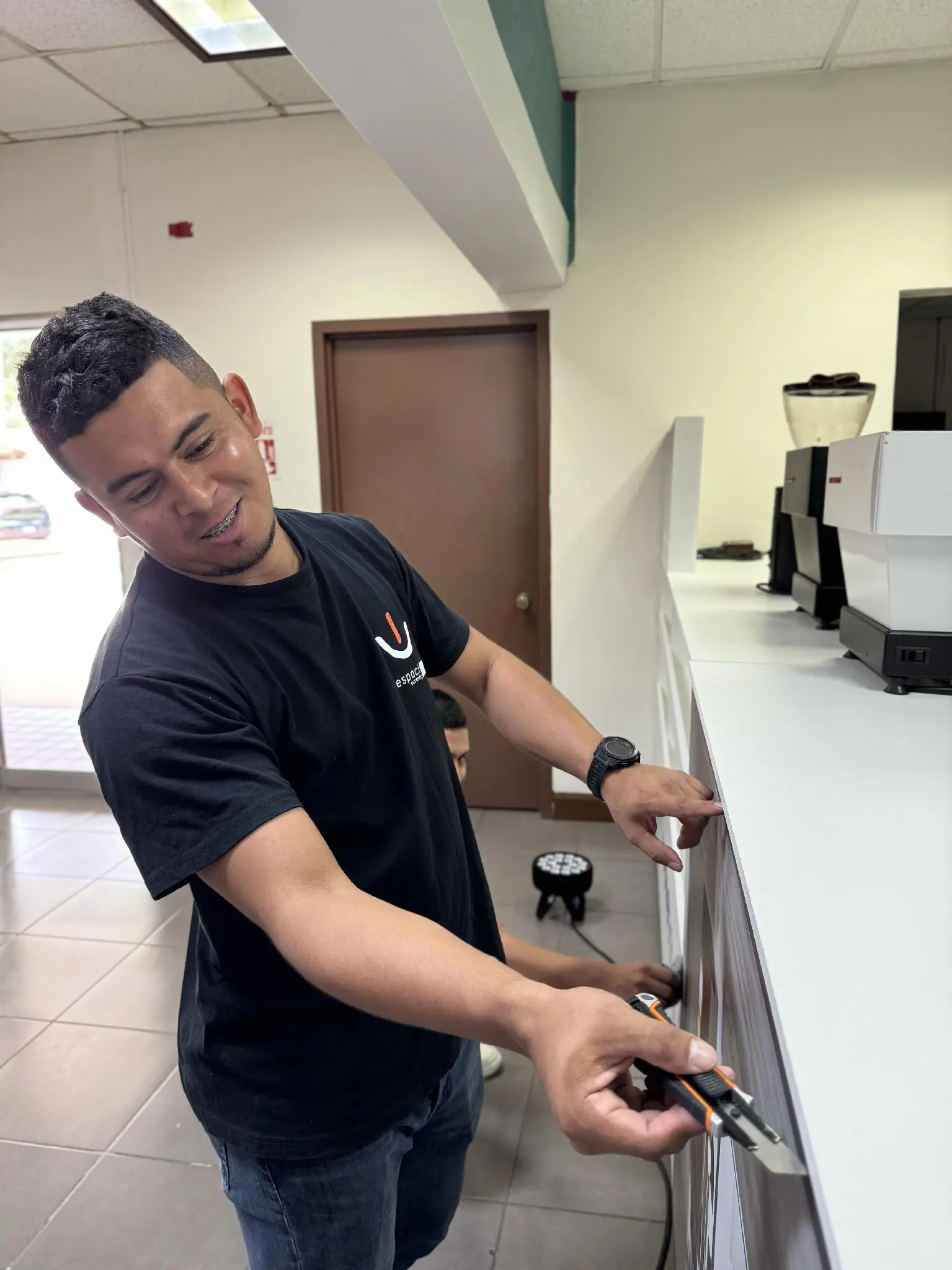 Instalador ajustando un mueble durante el montaje de un espacio