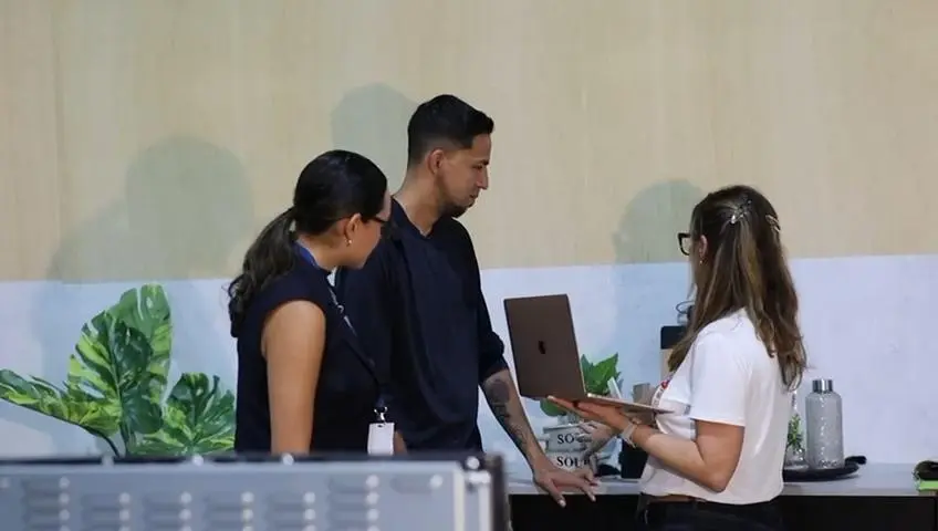 Revisión de un proyecto frente a una pantalla, junto al cliente